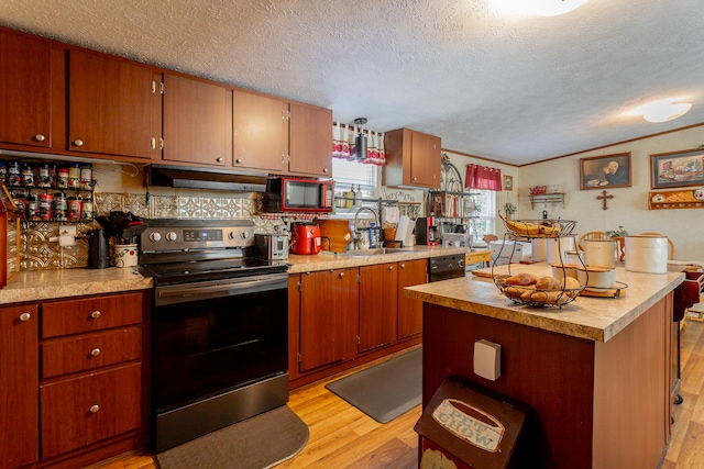 kitchen featuring sink, a textured ceiling, electric stove, crown molding, and light hardwood / wood-style floors