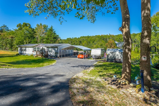 view of front of property featuring a front lawn