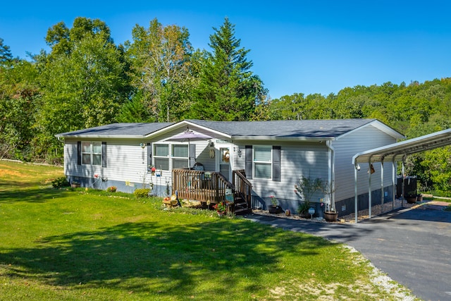 view of front facade featuring a front lawn and a carport