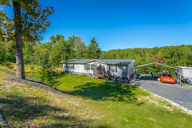 view of front of house with a carport and a front yard