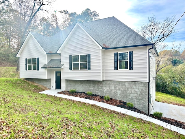 view of front facade with a front yard