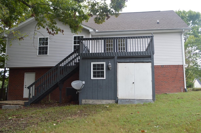 rear view of house featuring a yard