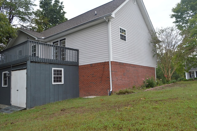 view of side of property featuring a yard