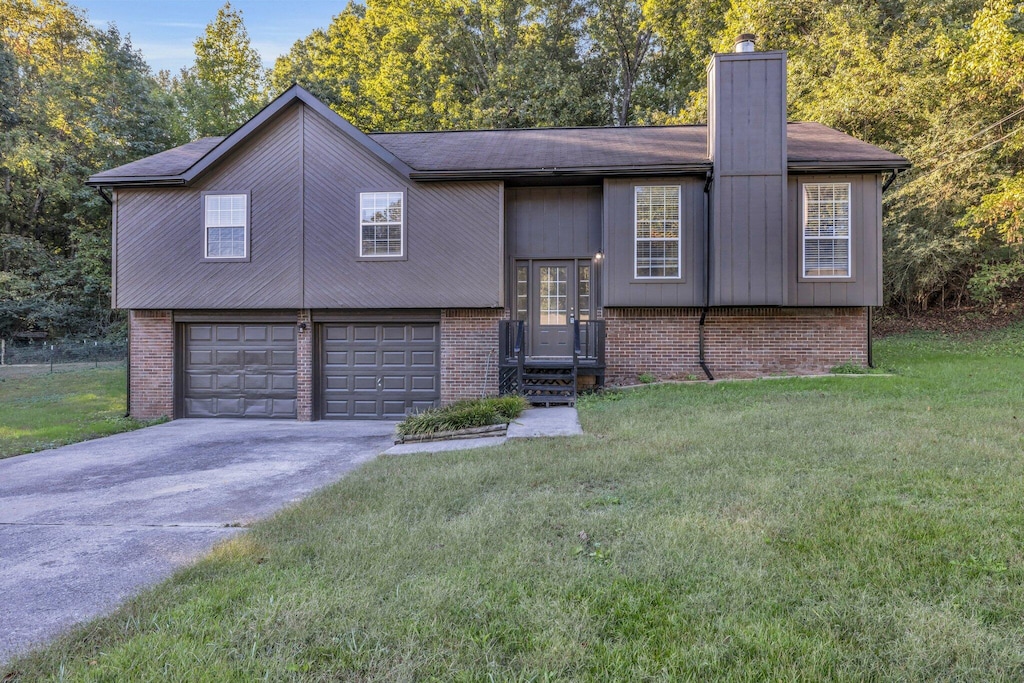 bi-level home featuring a front lawn and a garage