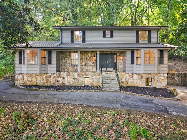 front facade featuring a porch