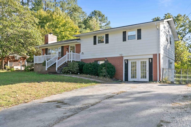 view of front of house featuring a front lawn