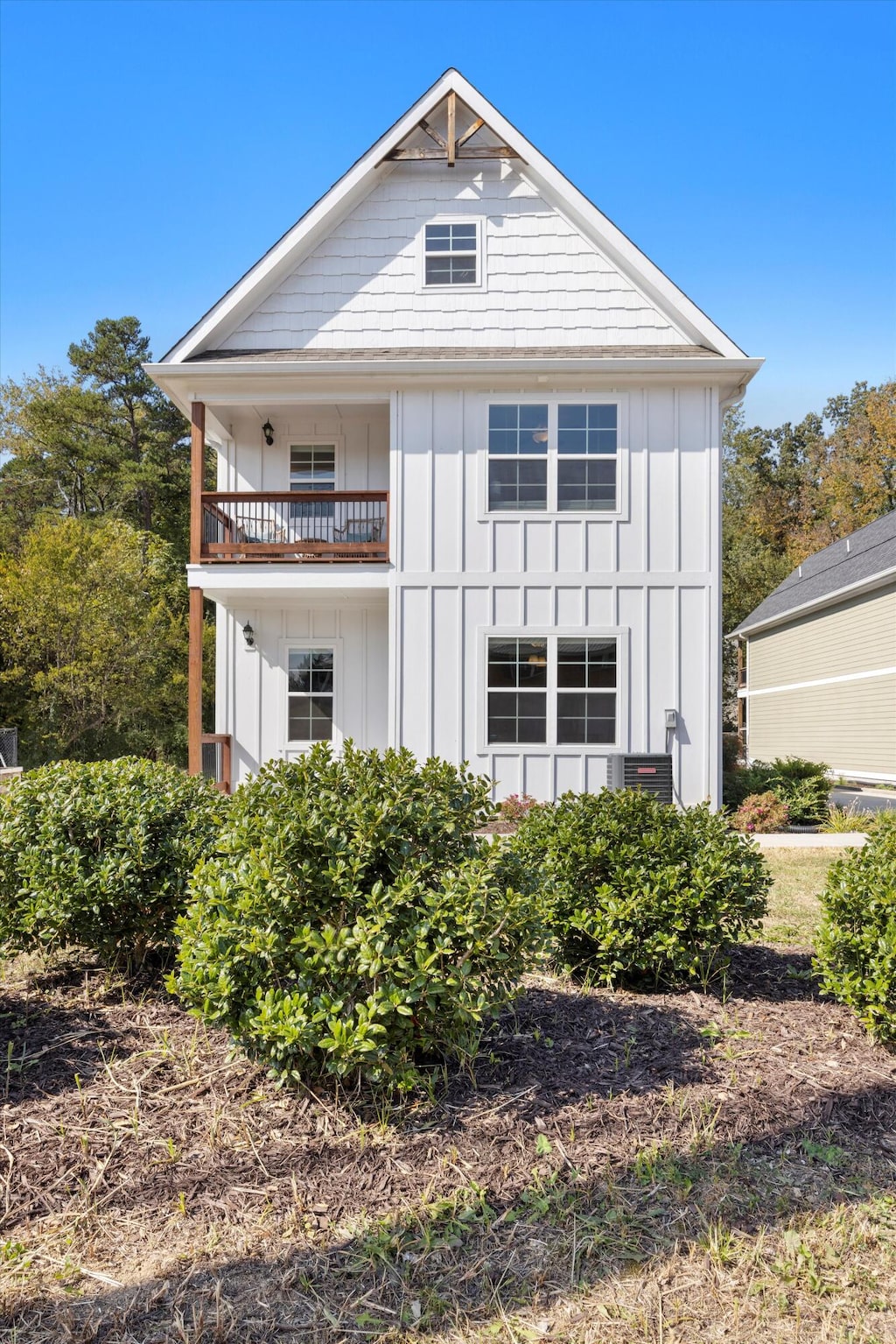 view of front of property featuring a balcony