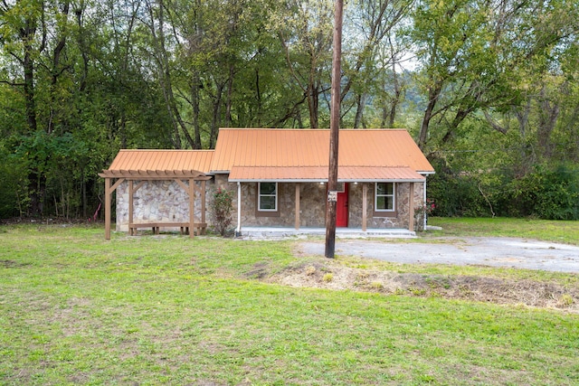 ranch-style home featuring covered porch and a front yard