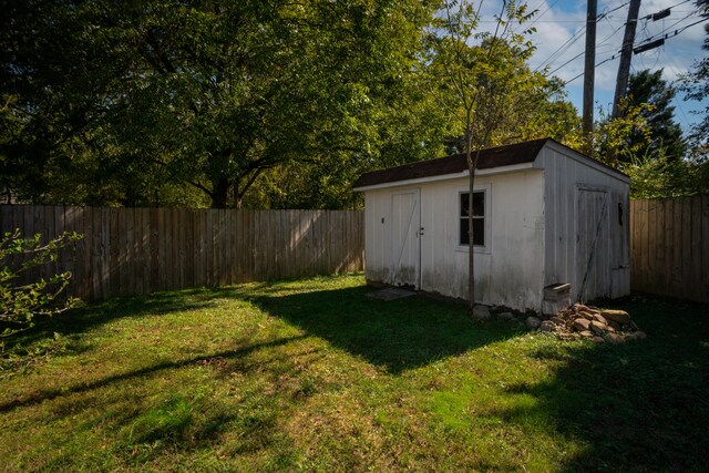 view of yard featuring a storage shed