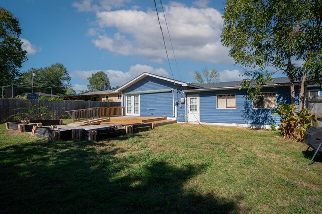 view of front of house featuring a front lawn