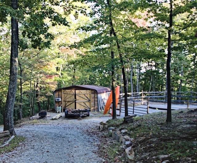 view of yard with an outdoor structure