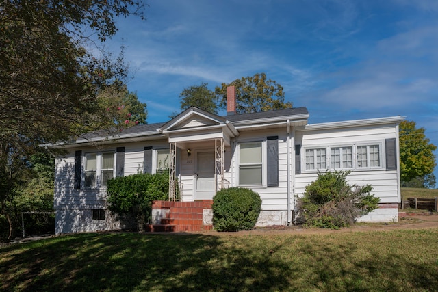 single story home with a front lawn