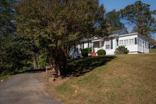 view of front of home featuring a front lawn