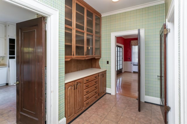 kitchen with crown molding