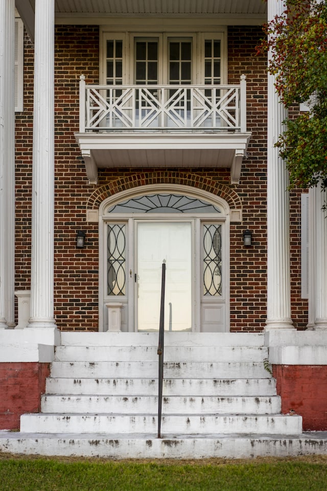 entrance to property featuring a balcony