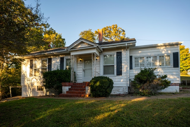 view of front facade with a front lawn