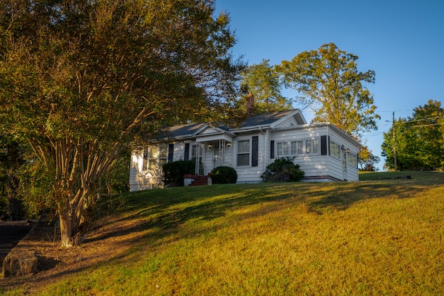 view of front facade featuring a front lawn