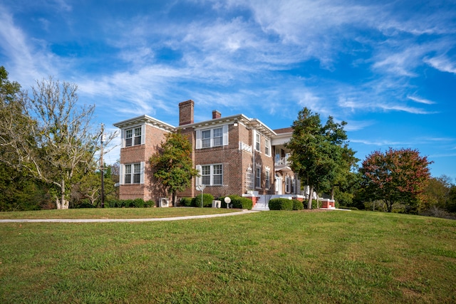 view of front facade with a front lawn