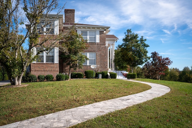 view of front facade featuring a front lawn