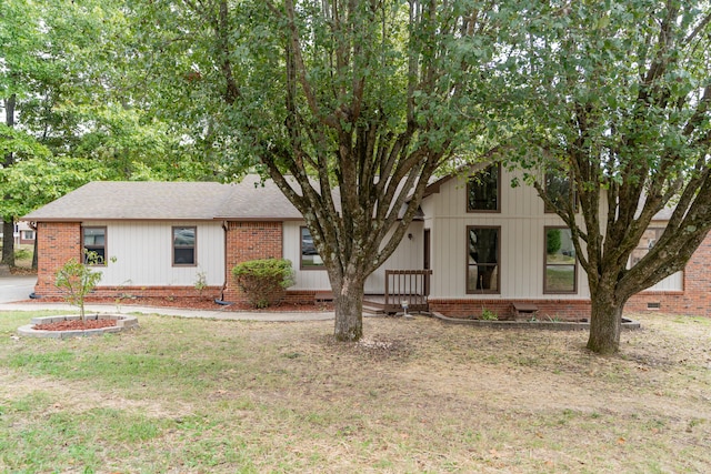 view of front facade with a front yard