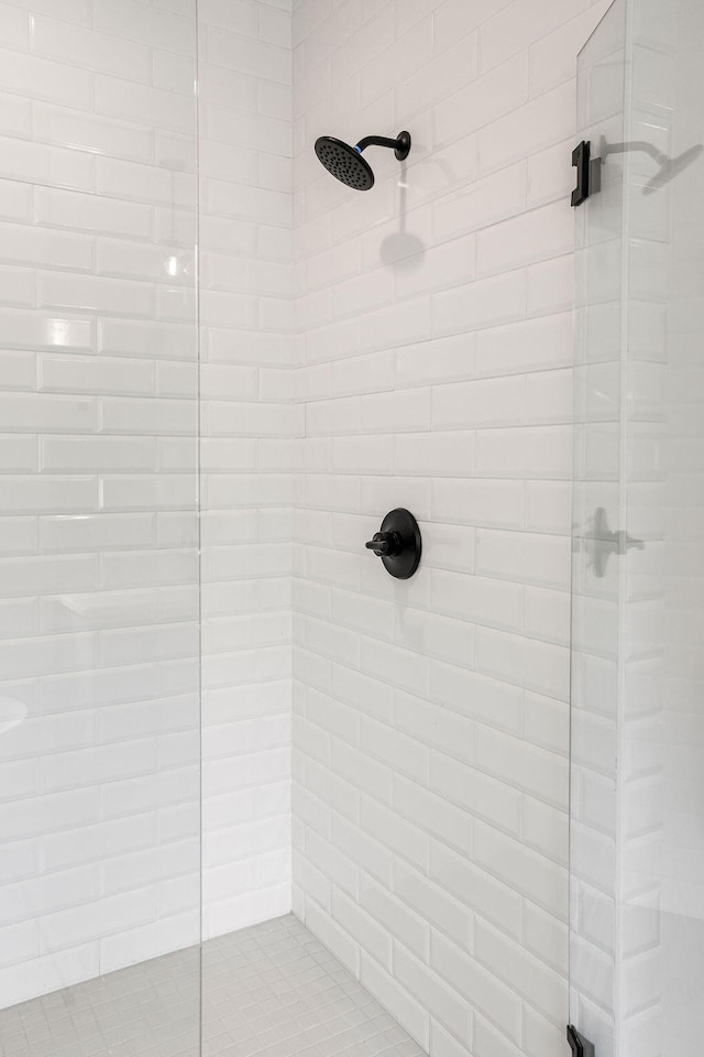 bathroom featuring tiled shower