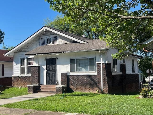 view of front of property featuring a front yard