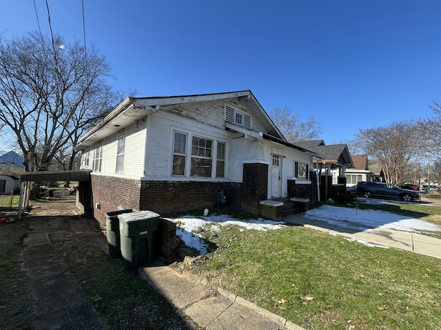 view of front of house with a front lawn