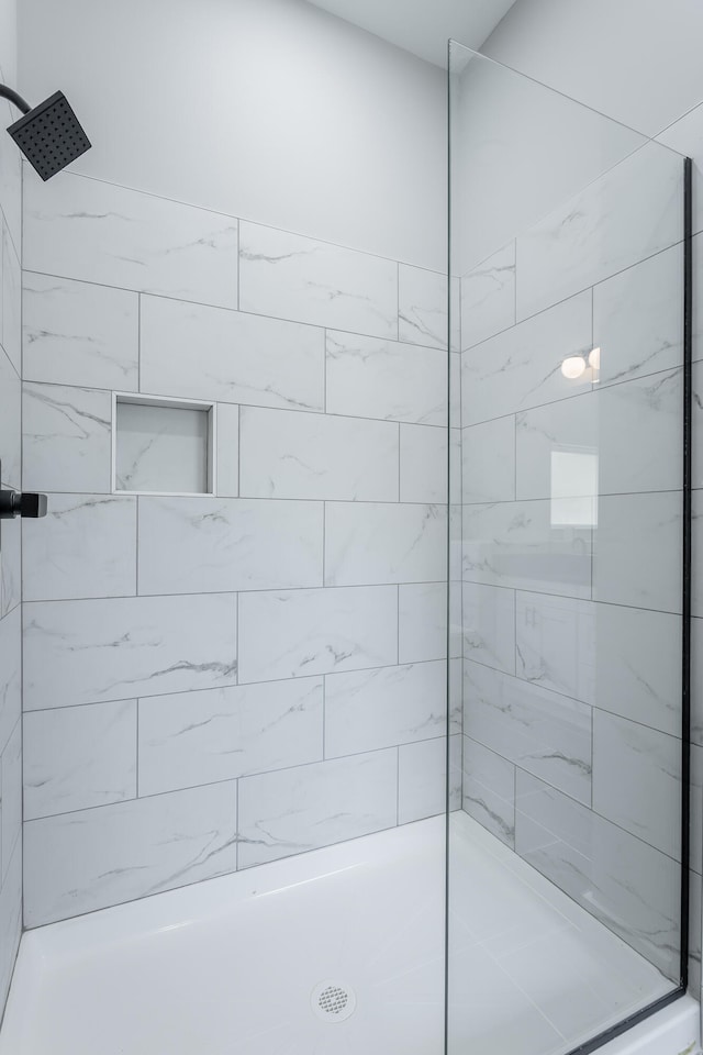 bathroom featuring tiled shower