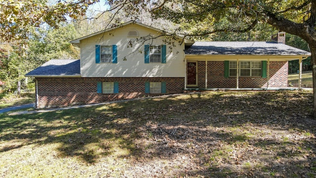 tri-level home featuring a front lawn