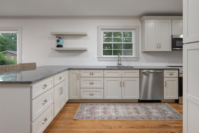 4011 Patton Edwards Dr, Chattanooga, TN 37412 - kitchen with appliances with stainless steel finishes, plenty of natural light, light wood finished floors, and a peninsula