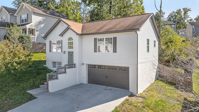 view of front facade featuring a garage