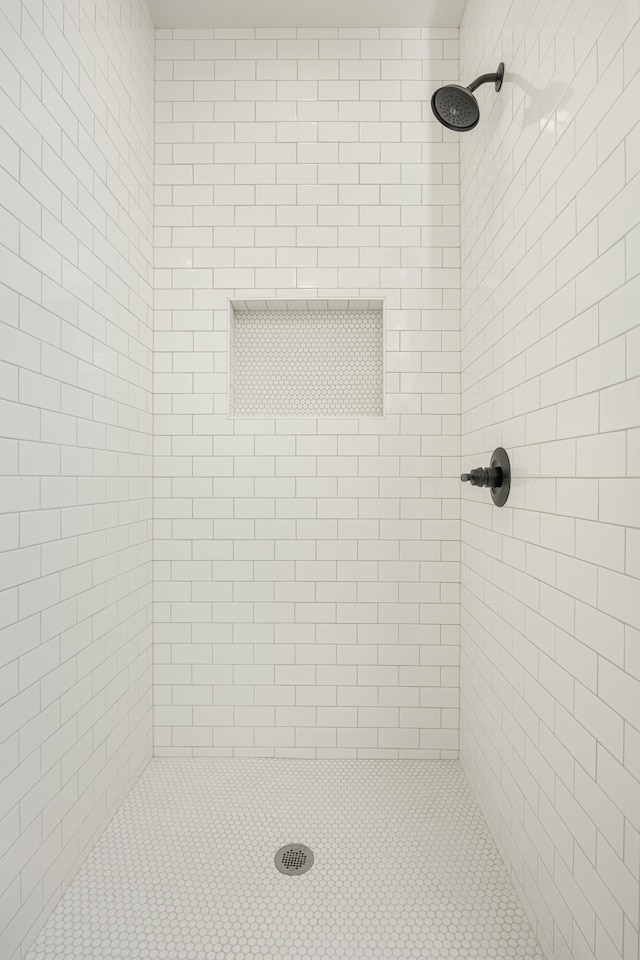 bathroom featuring tiled shower