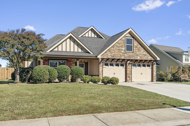 craftsman inspired home featuring a front lawn