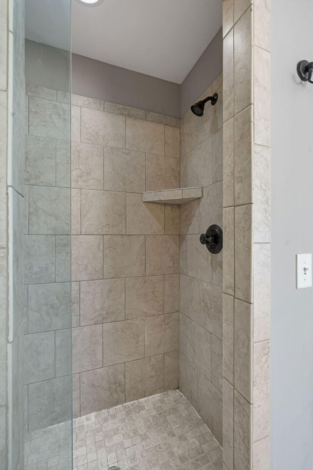 bathroom featuring a tile shower