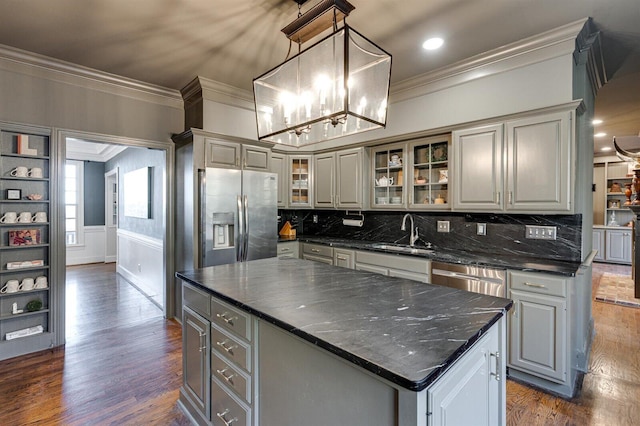 kitchen featuring sink, gray cabinets, a kitchen island, pendant lighting, and stainless steel appliances