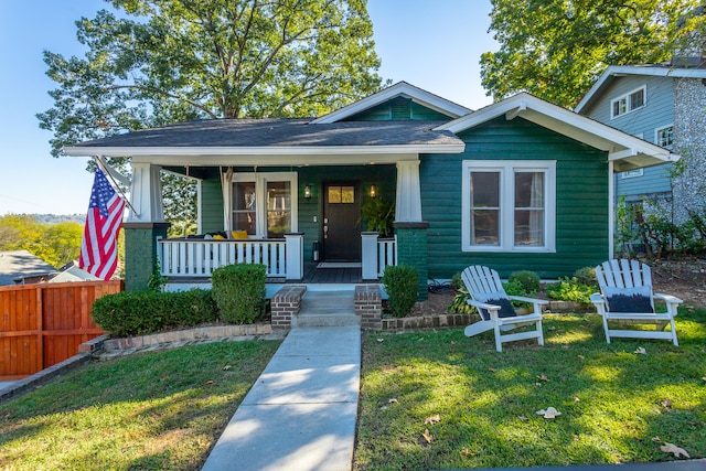 view of front facade featuring a porch and a front yard