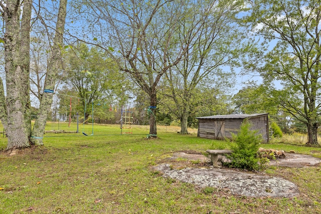 view of yard featuring a storage unit