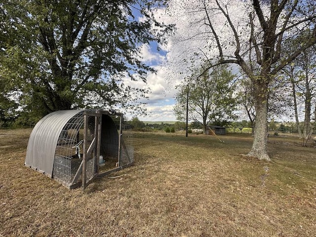 view of yard featuring an outdoor structure