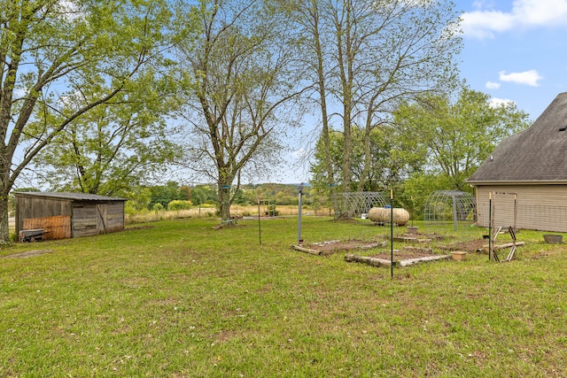 view of yard featuring a shed