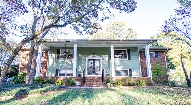 view of front of house featuring a front yard