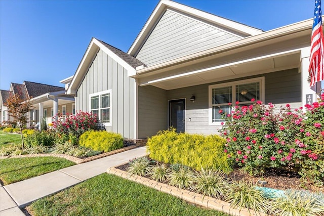 view of front of home featuring a front yard