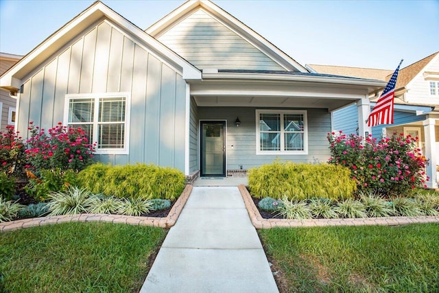 view of front of property with a front yard