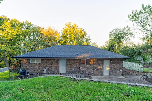 single story home featuring a front lawn