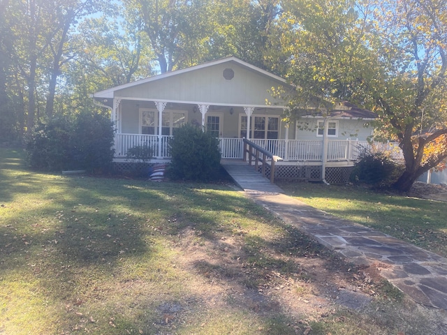 view of front of house featuring a porch and a front lawn