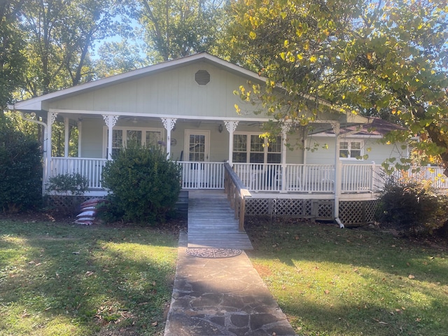 view of front facade featuring covered porch and a front yard