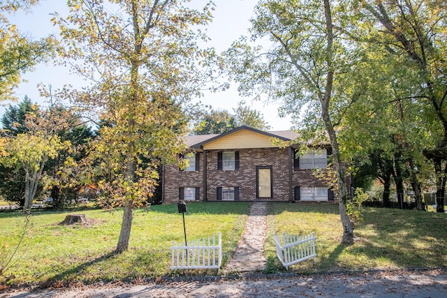 bi-level home featuring a front lawn