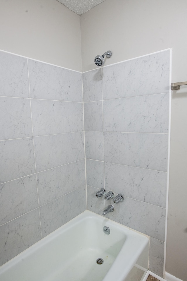 bathroom with tiled shower / bath