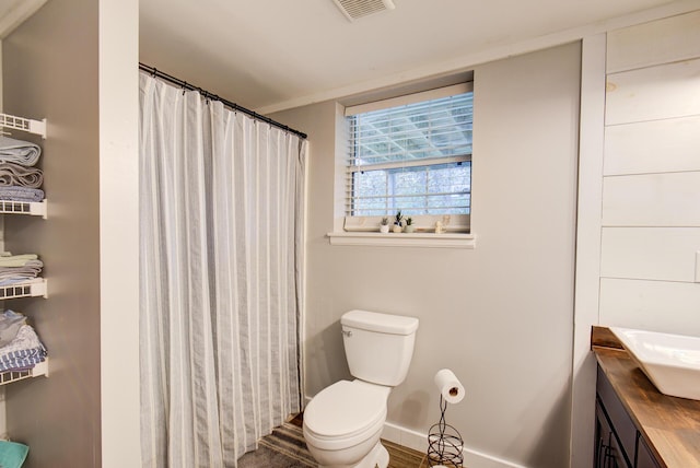 full bath with baseboards, toilet, vanity, and a shower with curtain