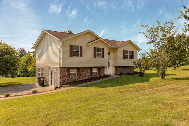 bi-level home featuring a front lawn