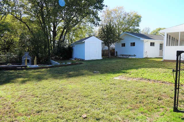 view of yard featuring a shed